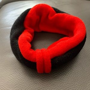 Knitted wide headband in black and red